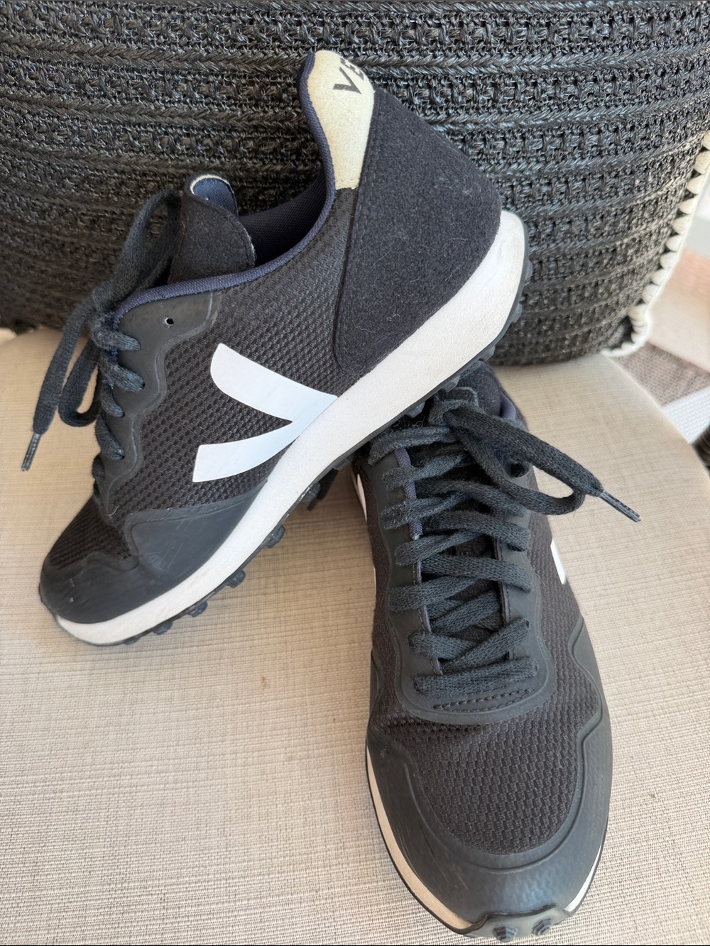 Veja women’s sneakers in Black and White